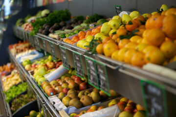 Fruits et légumes dans un rayon frais de GMS
