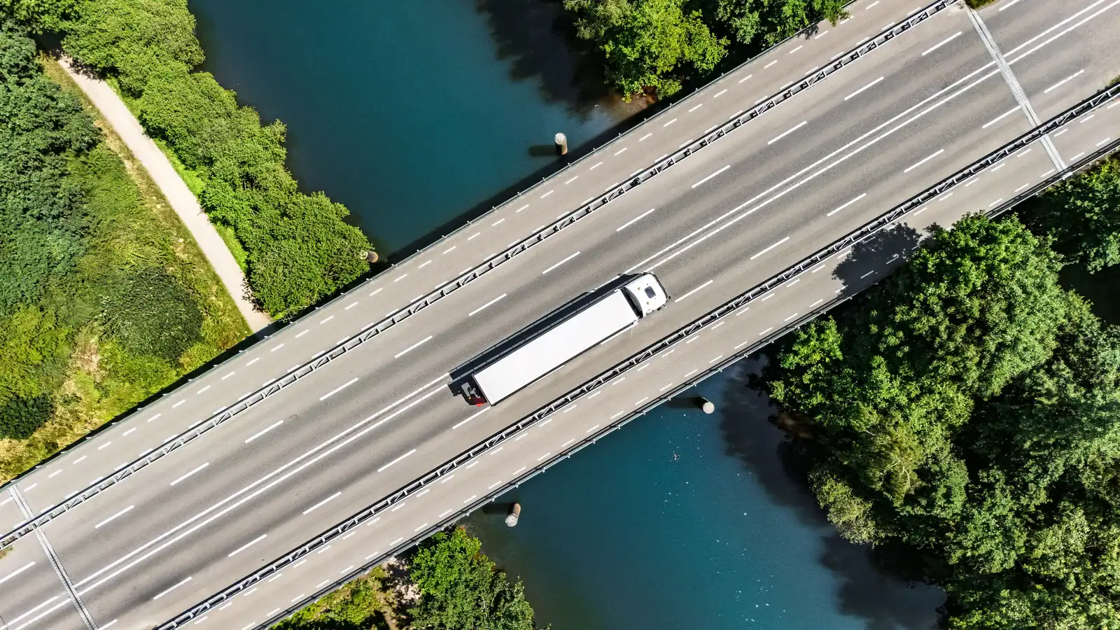 TMS – Illustration reduire couts transport Camions roulant sur la route - réduction des coûts de transport routier